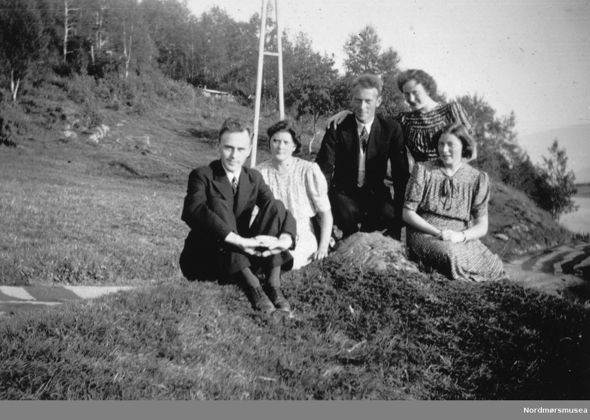 fra v: Sigurd W, Kirsten, Kristian M, Astrid og Borghild Williamsen. Fra Nordmøre Museum sin fotosamling.
