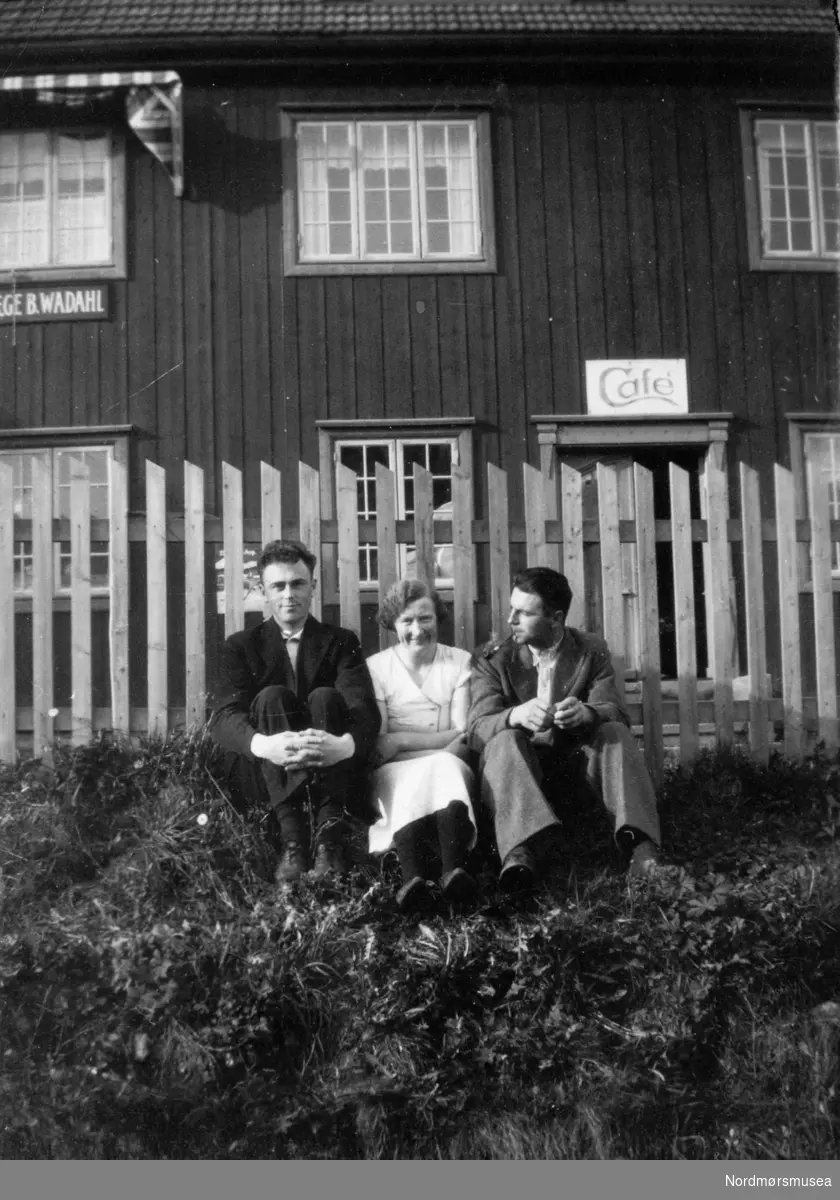 Gausdal ysteri. Sigurd Williamsen (sitter til venstre)  var lærling her 1937. Skilt: café;, (Tand-)læge B. Wadahl:  Tannlege Borgfinn Wadahl
(info fra Ragnhild Karen Wadahl 2017)  Fta Nordmøre Museum sin fotosamling.