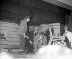 Repotasjebilde fra en revy.
Romsdalspostens arkiv. Fra Nordm