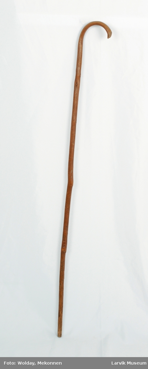 Form: jerndopp festet med liten jernnagle/rundslipt tre flattrykt på sidene opp mot håndtaket