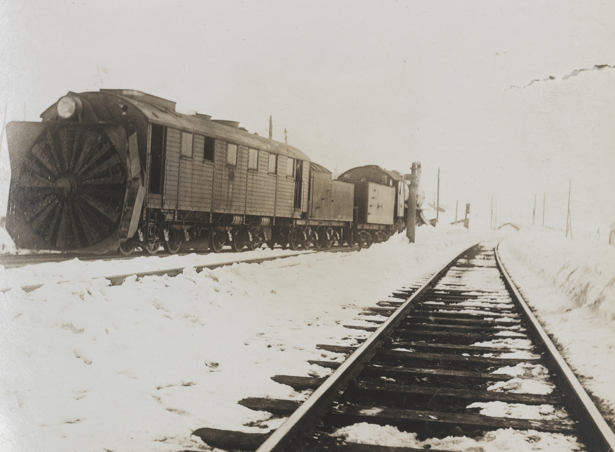 Roterende snøplog nr 4 og damplokomotiv type 22 på Finse stasjon.