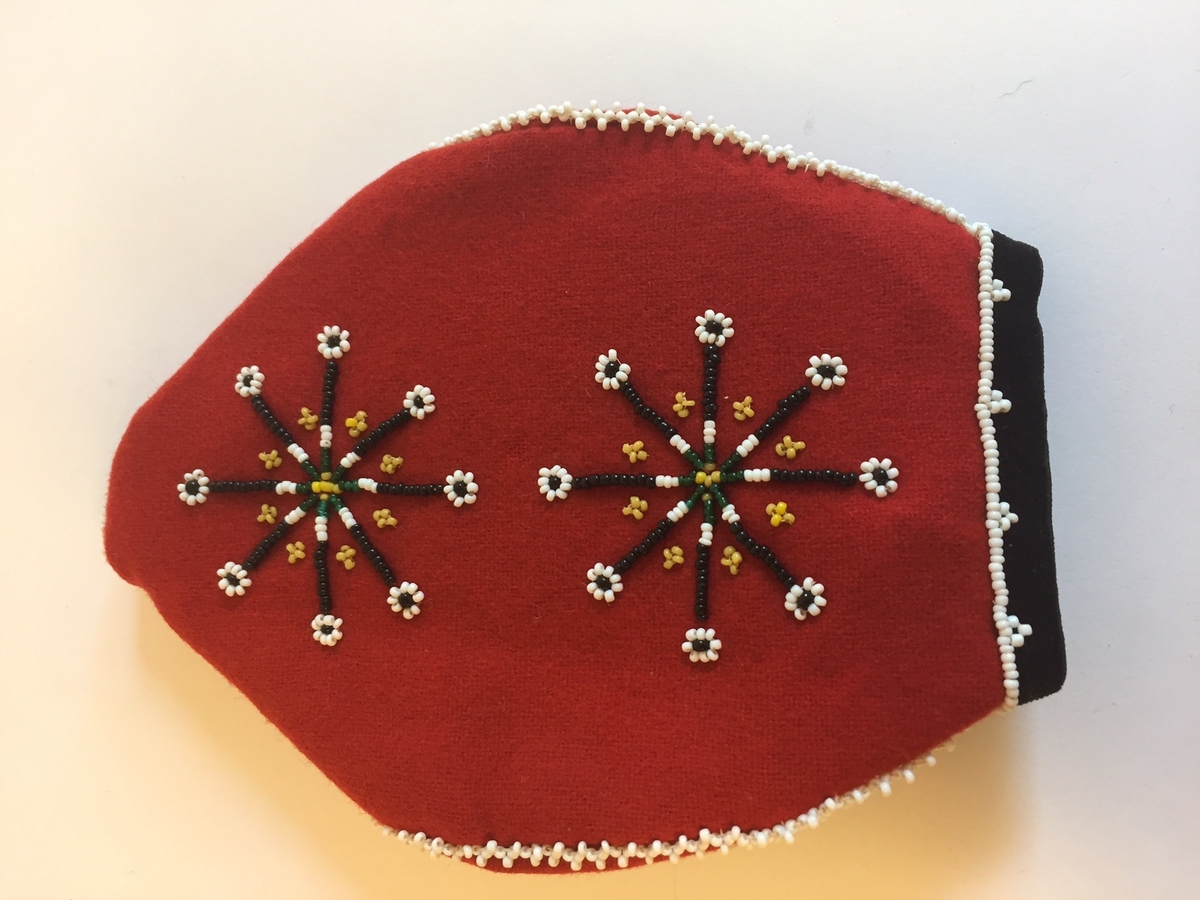 Lue, bryststykke/bringeduk og belte (C) til hardangerbunad, forkle (E) og skjorte (D) med hardangersømdetaljer.