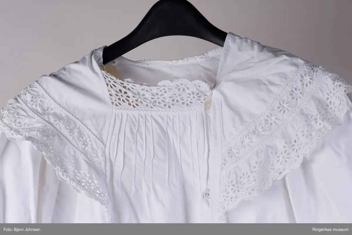 Åpne blomster med kronblader i brede border