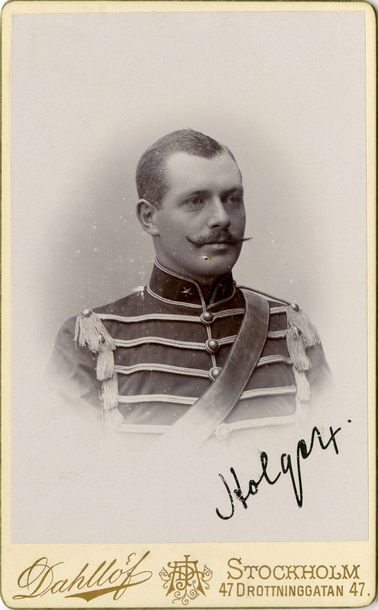 Porträtt av Carl Ludvig Holger Rosencrantz, löjtnant vid Kronprinsens husarregemente K 7.
Se även Se även AMA.0008342 och AMA.0008364.