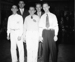 Vardens arkiv. "Bryte- dommere i Turnhallen"  23.01.1954