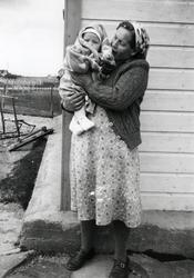 Jenny Kærnæ med sønnen Kjell Kærnæ på armen. Utenfor barndom