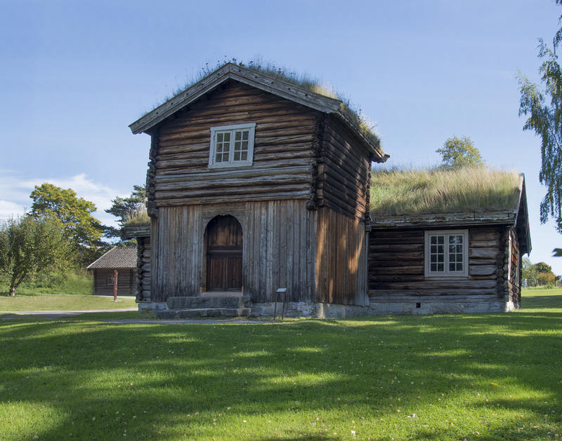 Barfrøstua er ei sjarmerende og koselig tømmerstue fra 1700-tallet, med usjenert beliggenhet ved Mjøsa og gress på taket.