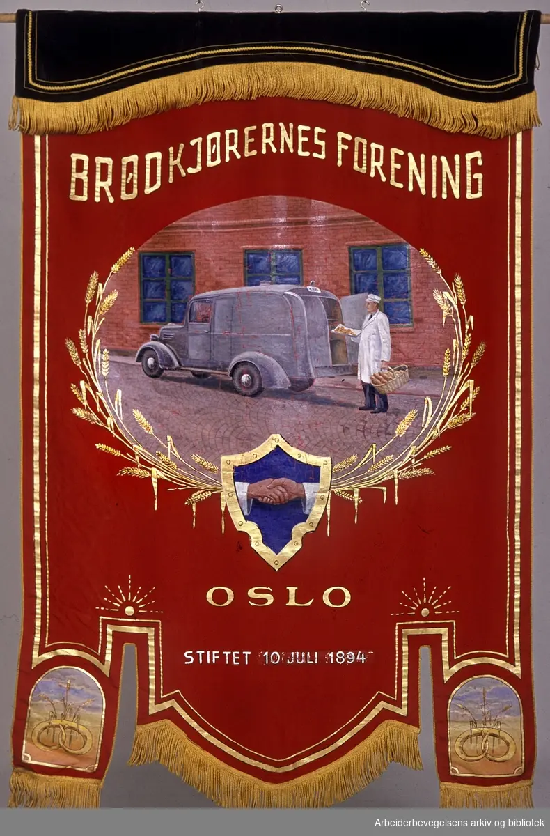 Brødkjørernes forening.Stiftet 10 juli 1894..Forside..Fanetekst: Brødkjørernes Forening Oslo. Stiftet 10 juli 1894