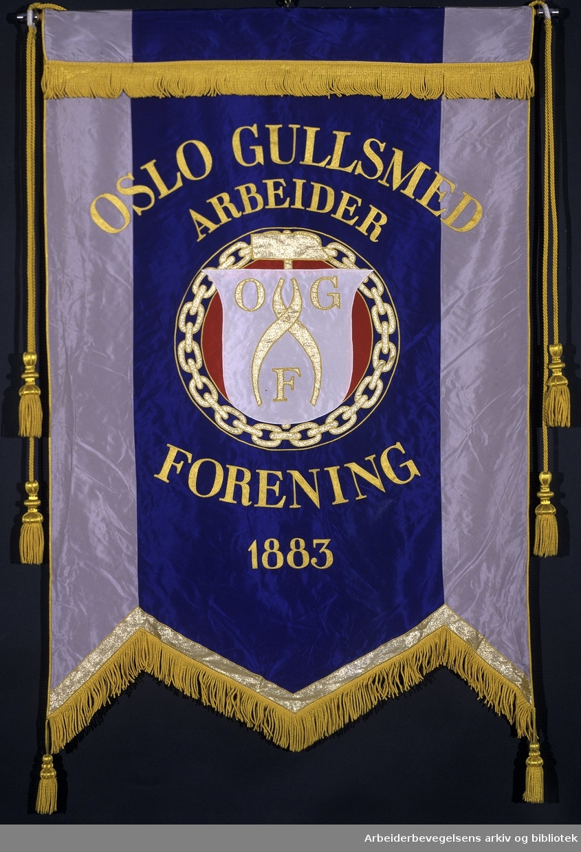 Oslo gullsmedarbeiderforening.Kristiania guldsmedarbeideres forening.Stiftet 3. februar 1883..Forside..Fanetekst: Oslo Gullsmedarbeiderforening..O.G.F..1883.