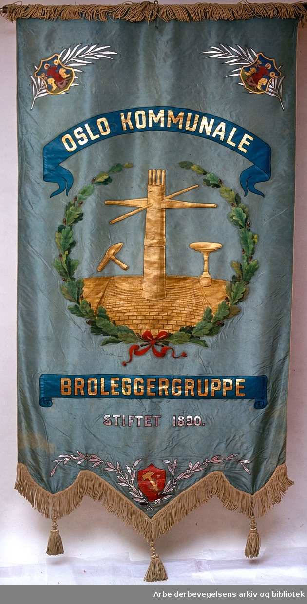 Oslo kommunale broleggergruppe.Stiftet 1890..Forside..Fanetekst: Oslo kommunale Broleggergruppe. Stiftet 1890.
