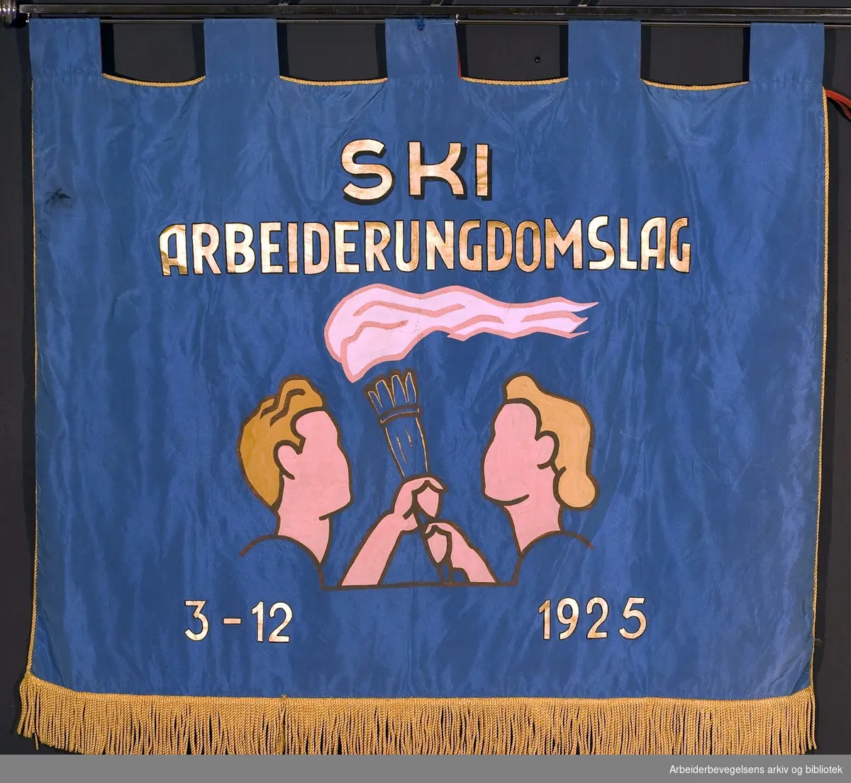 Ski arbeiderungdomslag.Stiftet 3. desember 1925..Bakside..Fanetekst: Ski Arbeiderungdomslag.3 - 12 1925.