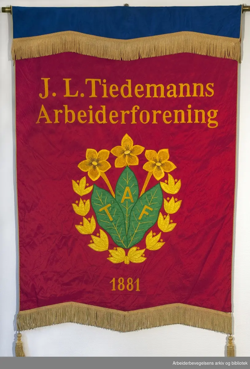 J. L. Tiedemanns arbeiderforening..Forside..Fanetekst: J. L. Tiedemanns arbeiderforening.1881