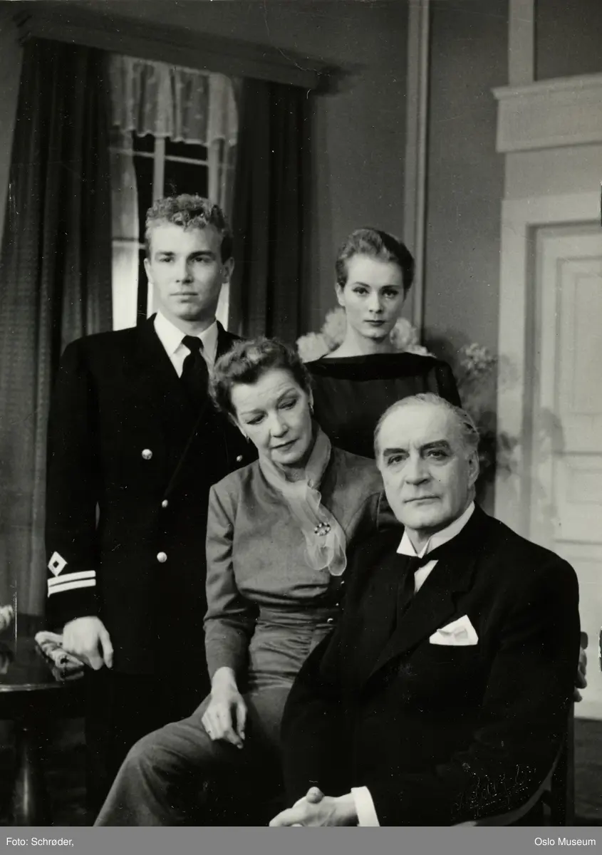 scenebilde, menn, kvinner, skuespillere, rollebilde, "Herren og hans tjenere" på Trøndelag Teater, sittende og stående halvfigur, kostymer