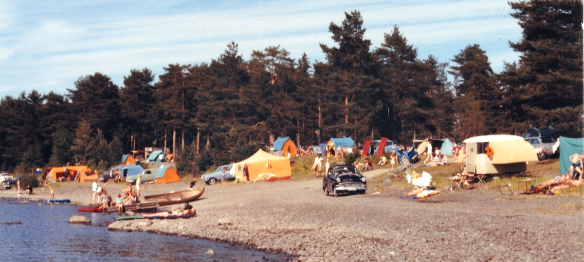 Hamar camping. Teltliv. Nærmeste bil: Opel Rekord 1953-54.