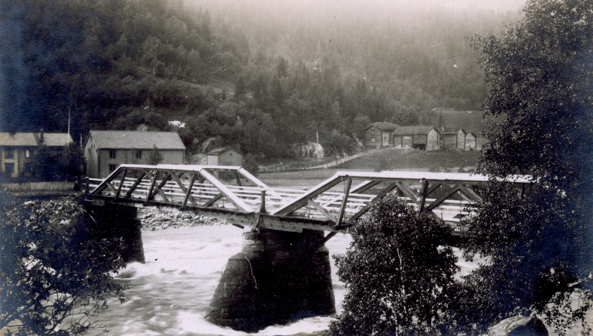 Flomskaden i Gauldalen. Rognes bro. Venstre brospenn ødelagt