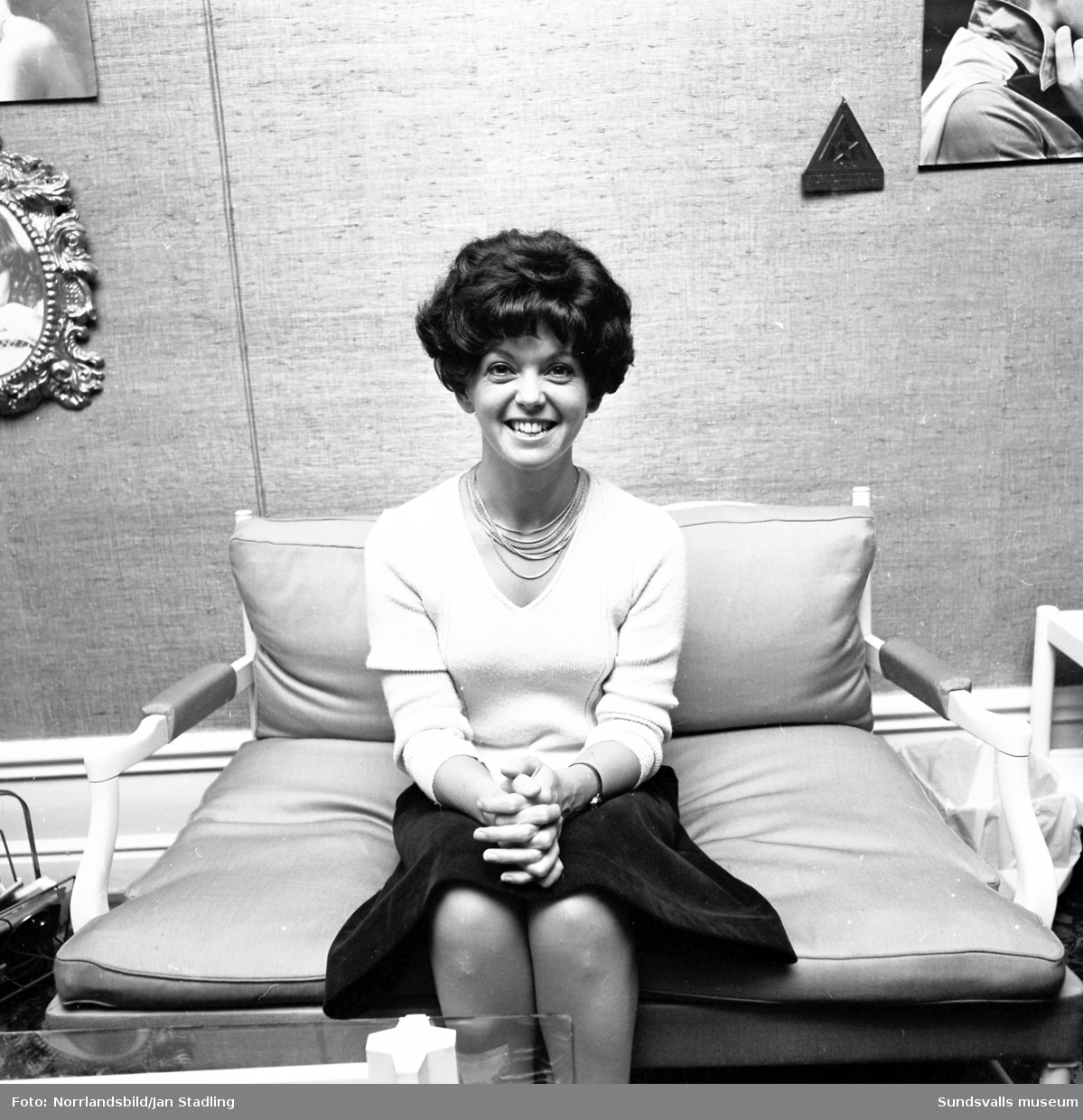 Borgs damfrisering i Timrå. Foton på en kvinna i olika peruker tagna för Timrå Tidning - ett informationsblad som utkom 1972-1982.
