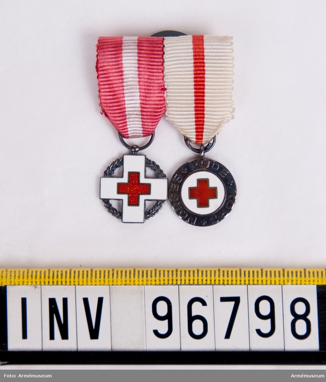 Spänne med två miniatyrmedaljer från danska och norska Röda korset. Nr 1 Danska Röda korset, nr 2 Norska Röda korset.