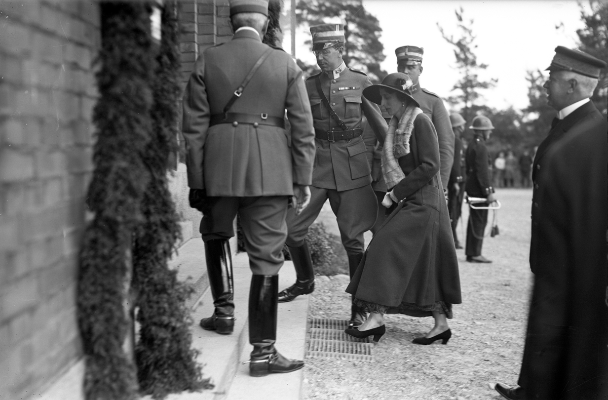 Kronprins Gustav Adolf med makan Louise besöker Värmlands regemente år 1931.