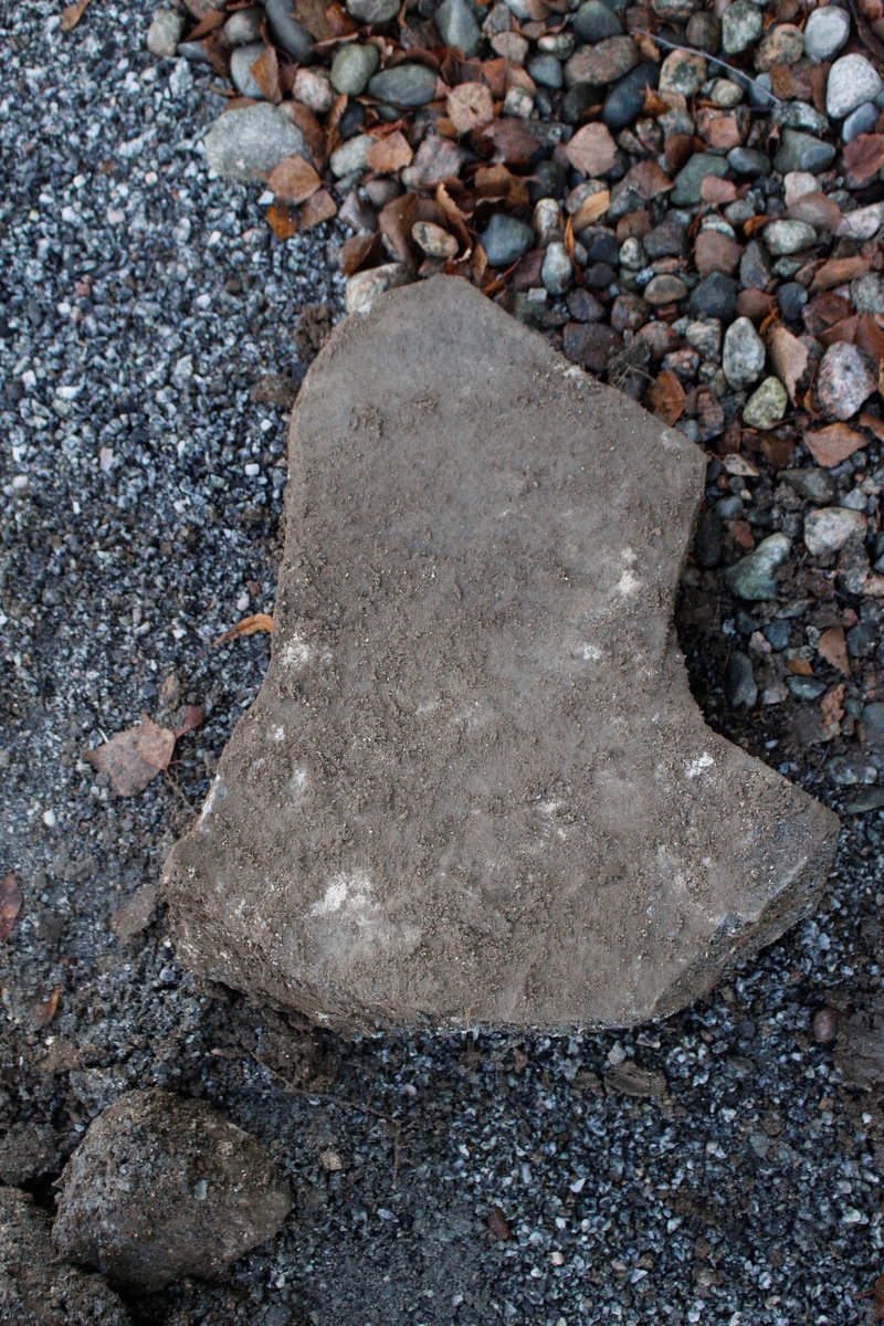 Arkeologisk schaktningsövervakning, tillhuggen sten, Sparrsätra kyrka, Sparrsätra socken, Uppland 2015
