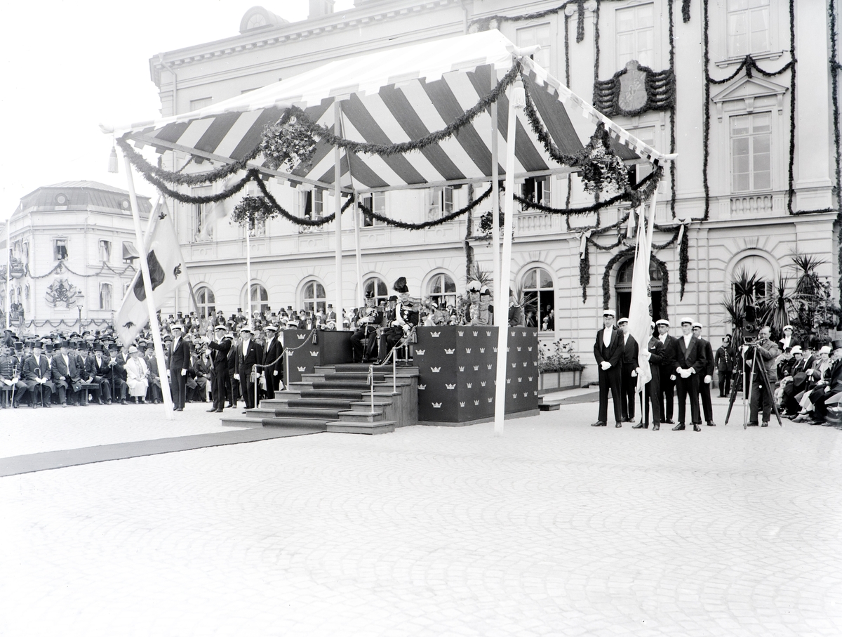 Kungligt besök i samband med avtäckningen av Karl IX:s staty den 19 juni 1926. Lägg märke till Tage Erlander i fantroppen till höger.