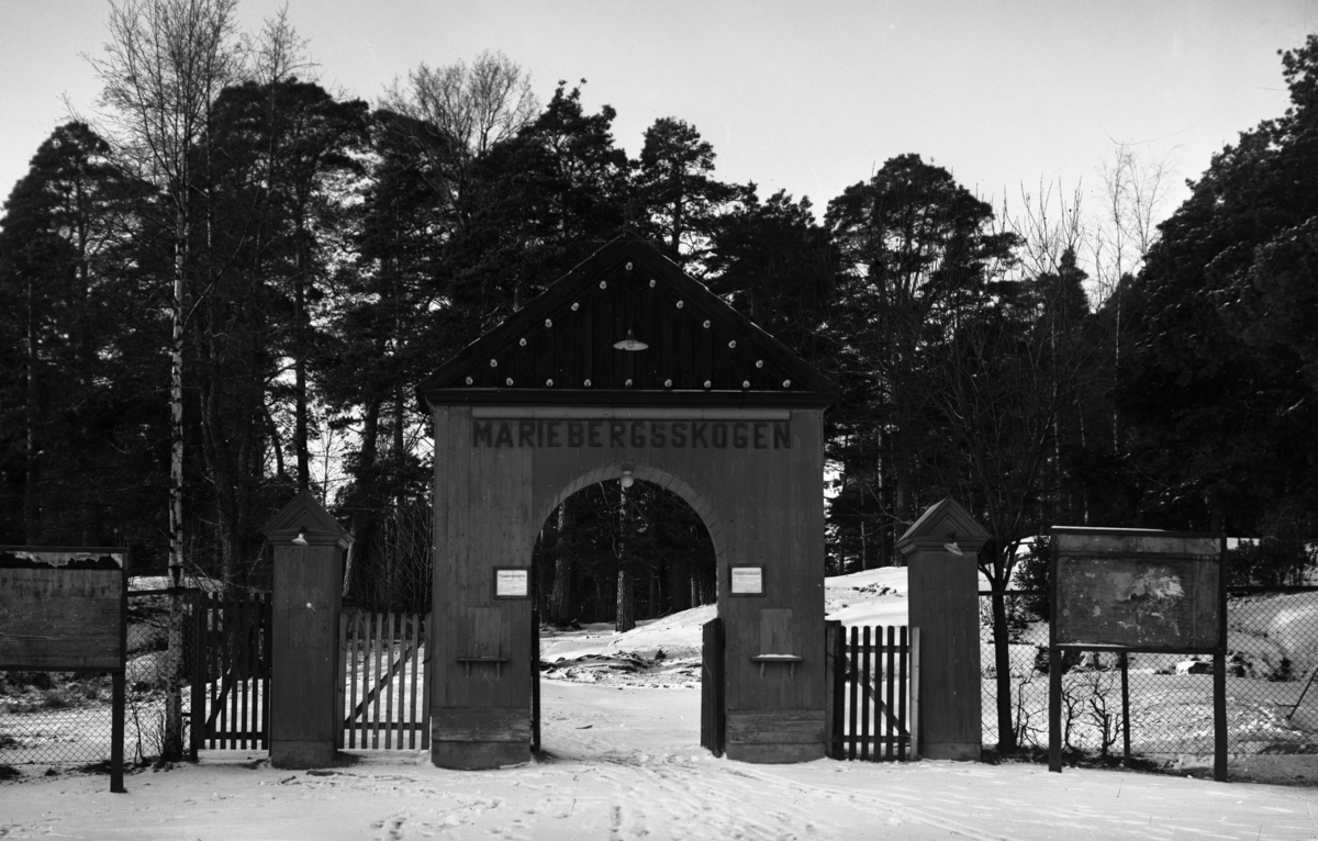 Mariebergsskogens huvudentré på 1930-talet. Porten byggdes som en replik av östra tullporten, som låg ett 50-tal meter sydväst om östra brons fäste, och revs 1872 utan känd orsak efter att ha varit bruk i mer än 200 år.