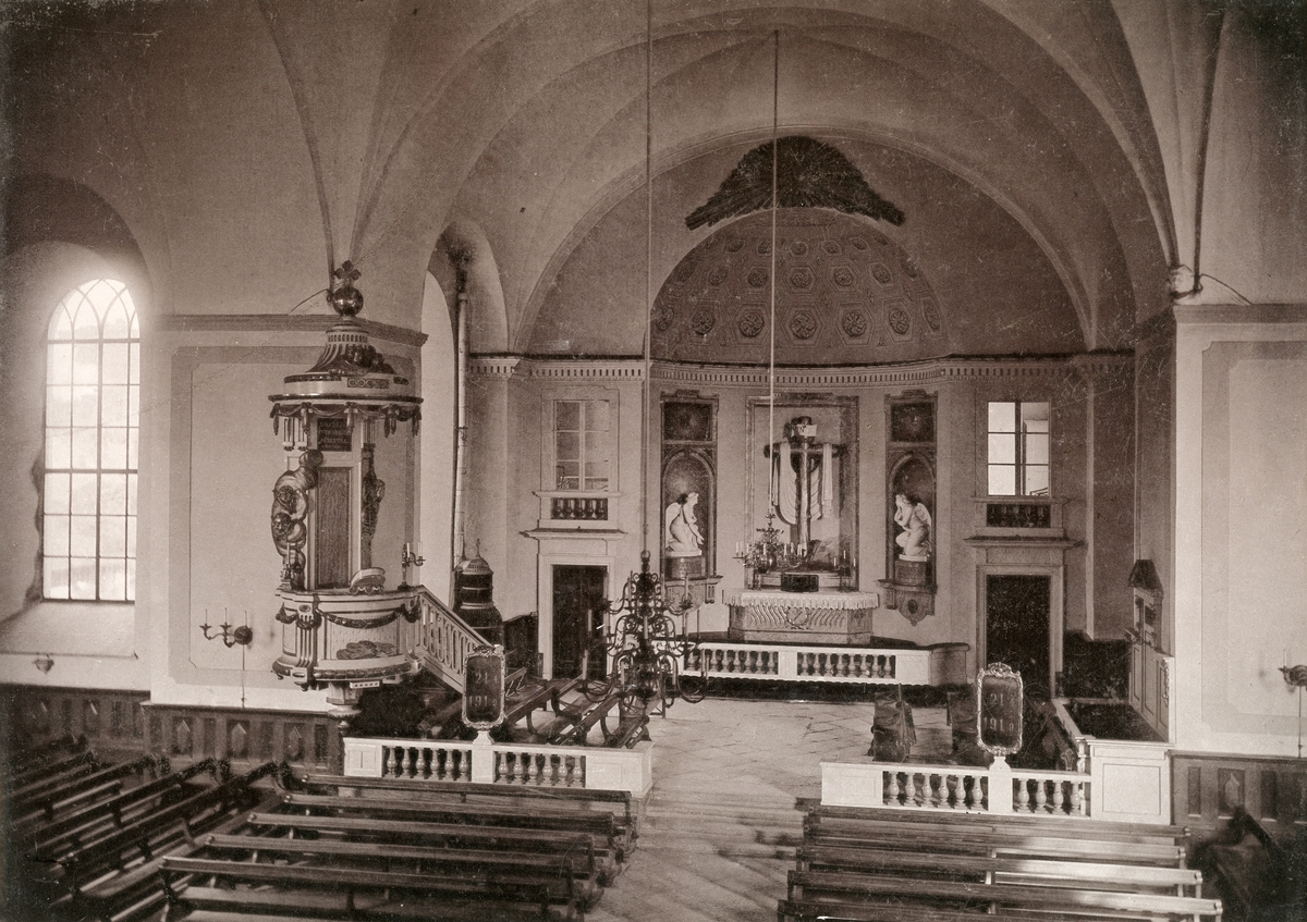 Interiör från domkyrkan i Karlstad på en bild tagen av Johannes Jaeger i slutet av 1800-talet.