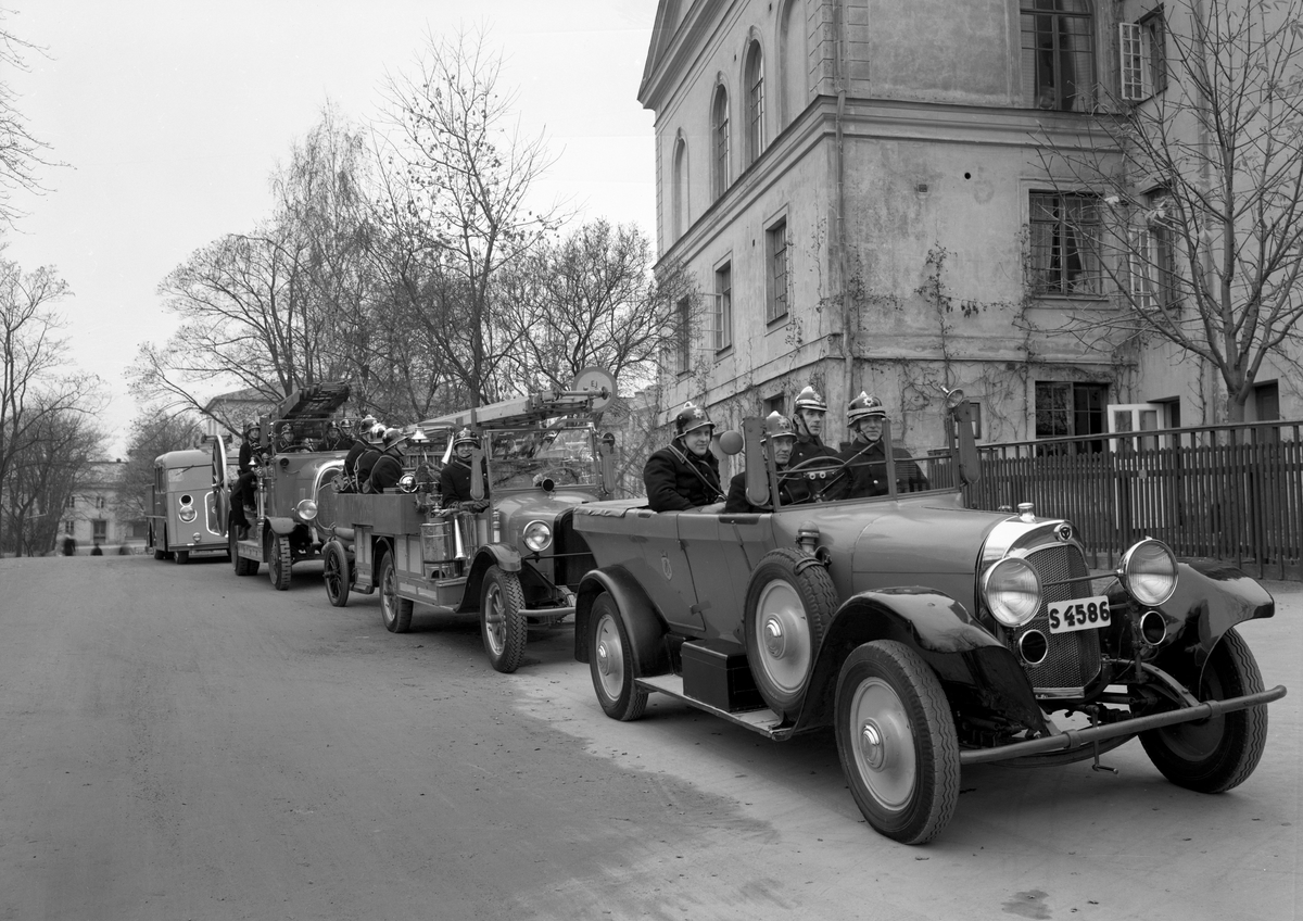Karlstads brandkår i full parad utanför brandstationen på Karlbergsgatan på en bild från 1937. 
Första bilen är en Scania Vabis inköpt 1922 (begagnad). Vid ratten Georg Lindh, bredvid brandchefen Ade Engström. I baksätet fr.v. Gösta Olsson och verkmästaren E. Ståhlbom (far till kriminalkommissarie Stålbom i Karlstad). Nästa bil en Chevrolet från c:a 1924. Bil nr 3 i raden är mycket riktigt Tidaholmaren. Bil nr 4 är en Volvo 1936, stadens första täckta brandbil. Karossen byggd av brandkårens personal under ledning av verkmästare Ståhlbom.

I bil nr 2 framifrån (Chevrolet): i förarsätet från vänster: Brandmästare Alzén, Eric Back.

Bakersta brandbilen är en Tidaholmare (kallad A3, inköpt från fabriken i Tidaholm 1923 och var även utrustad med vattenpump som var monterad baktill) med massiva gummihjul från 1910-talet. Framför den en 1920-tals brandbil med träekerhjul och luftgummidäck och längst fram den nya moderna stoltheten från 1930-talet.