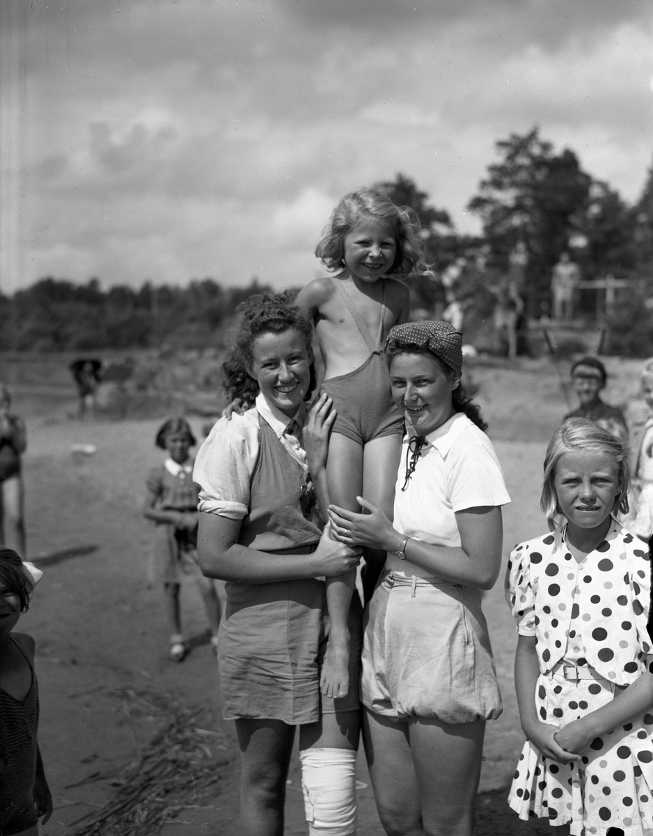 Karlstad stads barnläger vid Alsters strandbad år 1940. Den ursprungliga förlagan till  senare tids Bomstads-, Örsholms- och Sundstaläger.