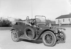 Madam Andersen underholder på bilparade der Bilmekanikerskol