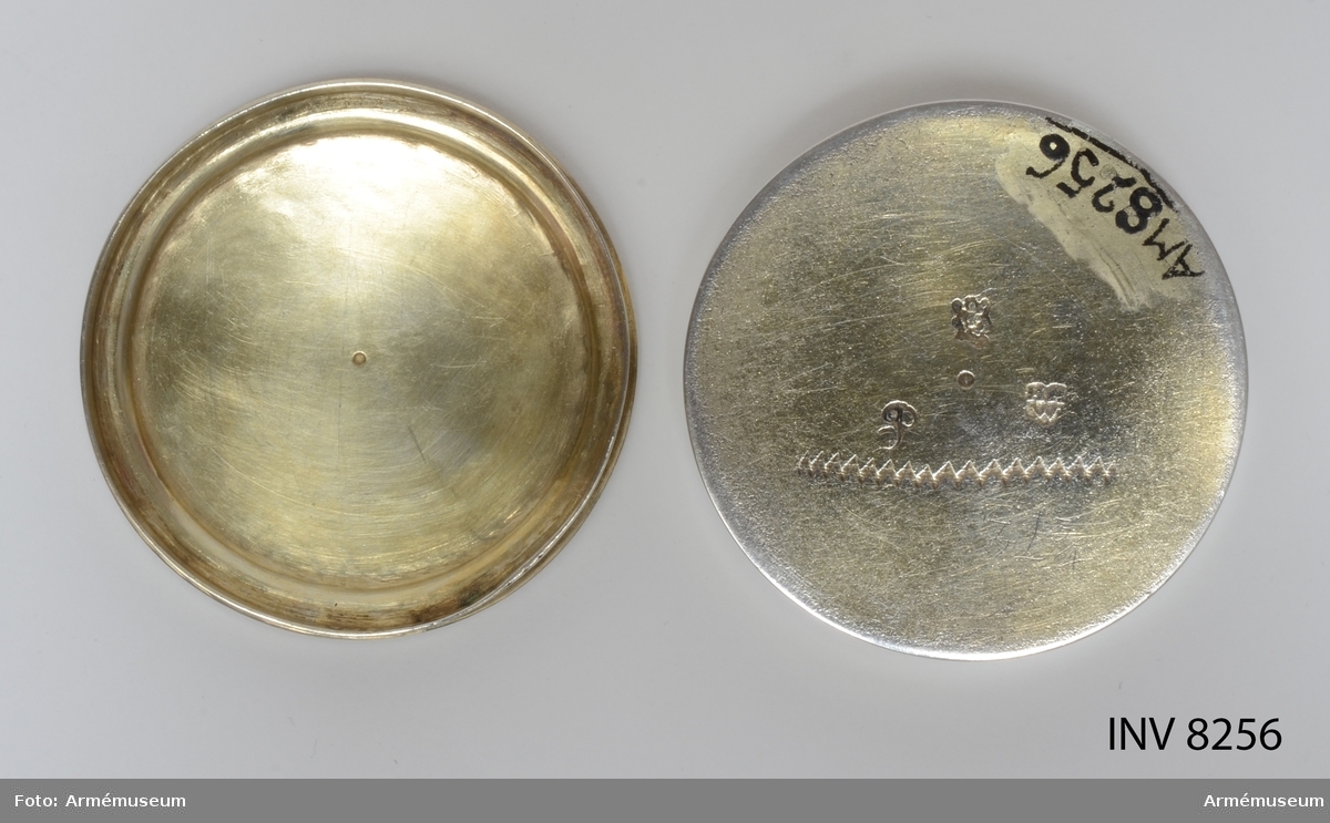 Märkt under botten med ett tunt verktyg "33/4".  Märkning åldermannaranka =föremålet tillverkat före 1754,      p=1727. HNW=Hans Eriksson Nordwall. Stadsvapnet för Stockholm 1727.