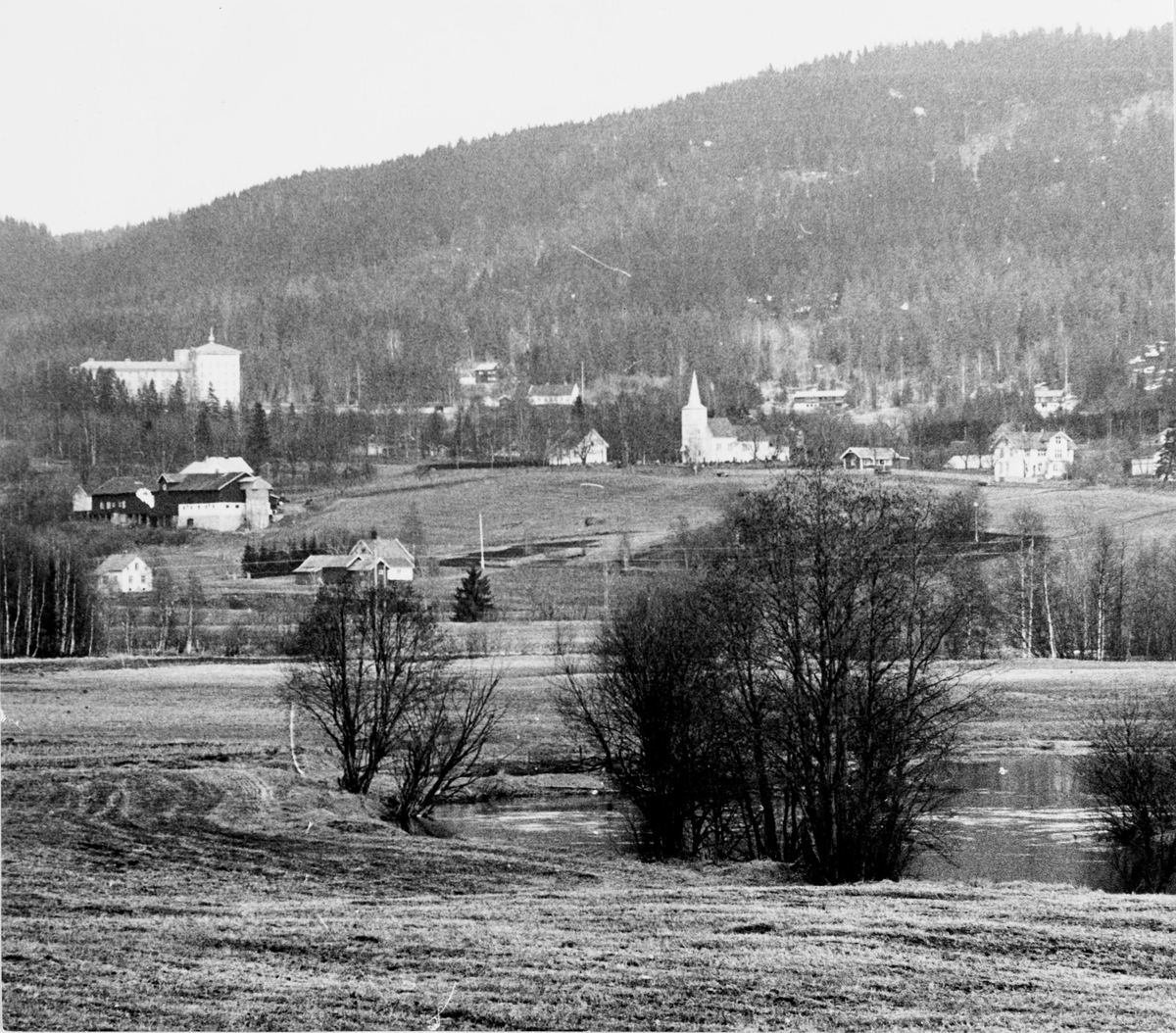 Landskap i Hakadal, med Glittre og Hakadal kirke og Glittre gård (til venstre)