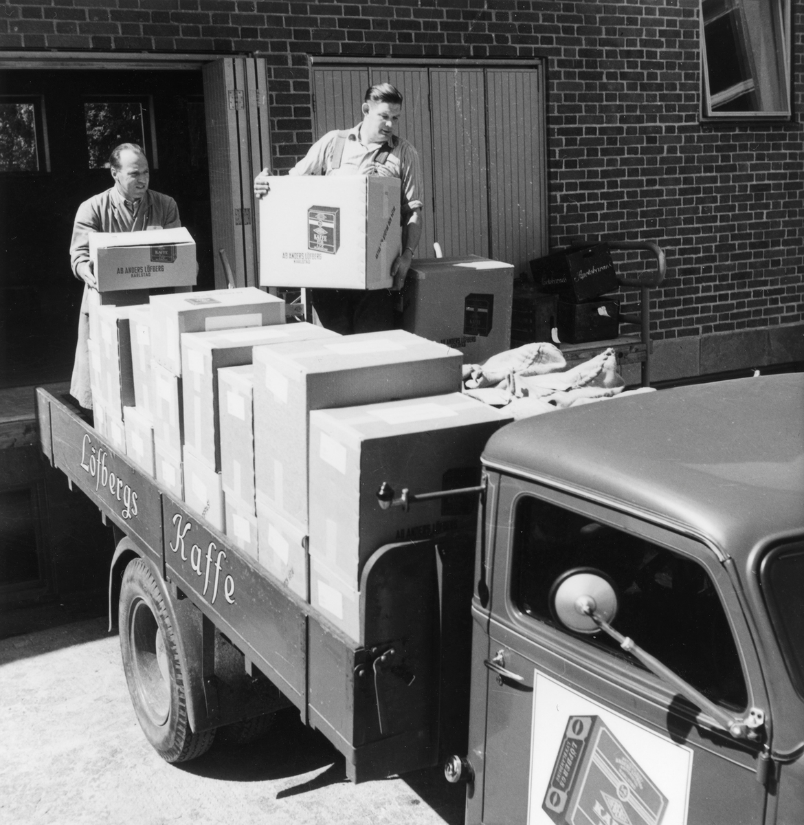 Bild från Löfbergs kafferosteri tagen 1960: Rostmästare Nils Nilsson och utlastare John Eklöf.