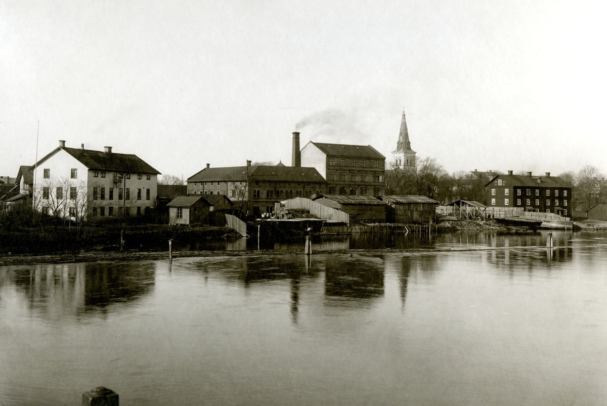 Vy över Wennergrenska garveriet, guldlistfabriken och "trevåninga" längs älven mellan Östra bron och pråmkanalen. Bilden tagen ca år 1900.