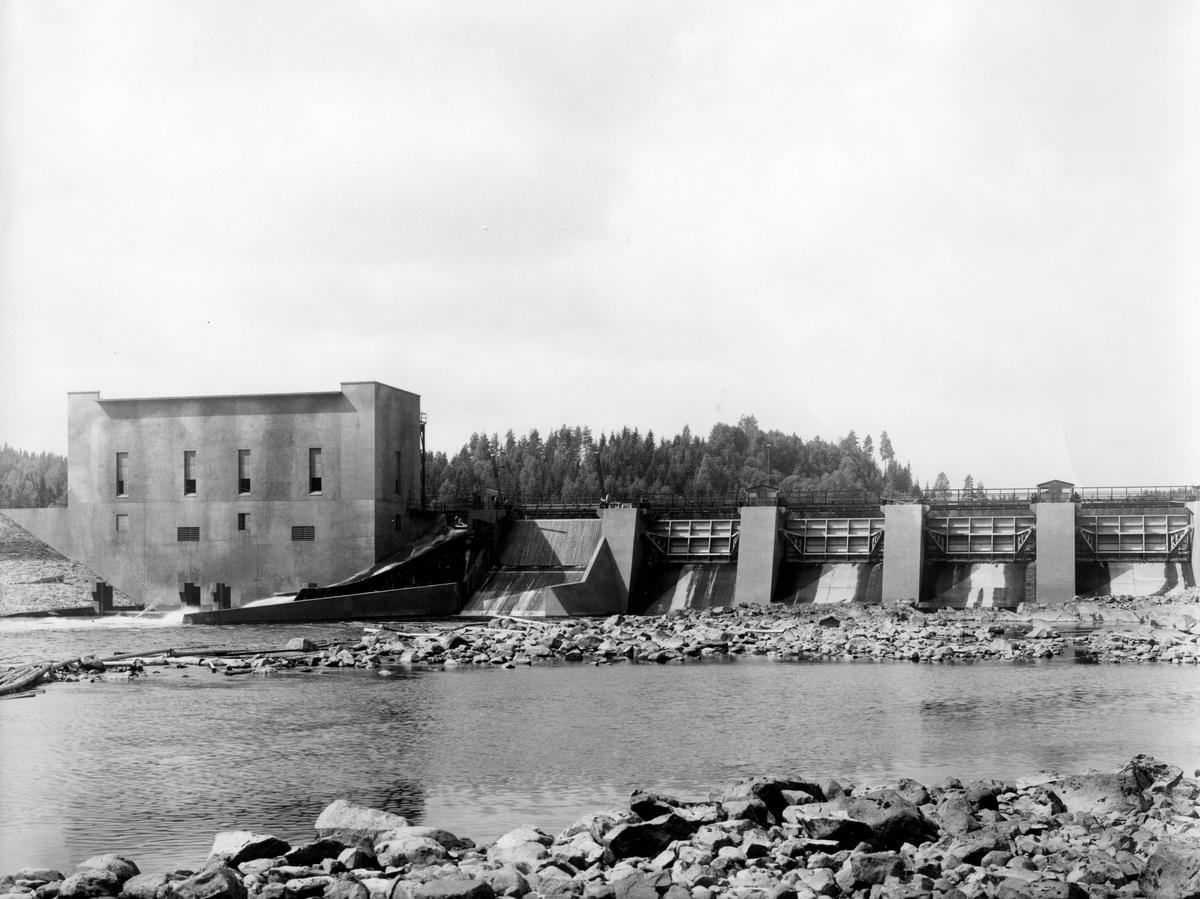 Kraftverk i Klarälvdalen från norr till söder. En gåva till museet från Ingela Thorsell, Karlstad. Skymnäs kraftstation 1939.