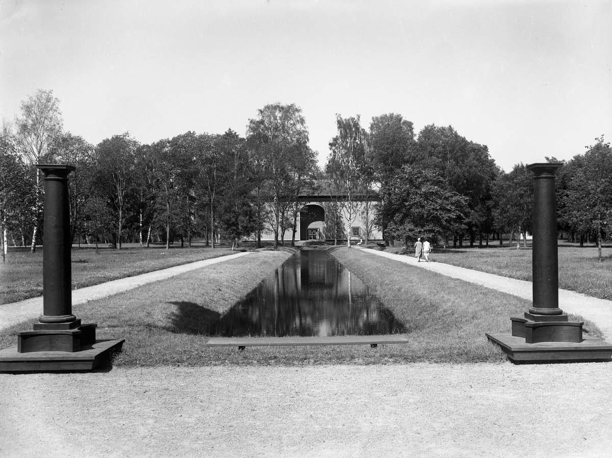 Värmlands Museums spegeldamm på 1930-talet. Järnpelarna stöttade upp en balkong tillhörande landskansliet som låg i anslutning till residenset vid stadens gamla torg före branden 1865.