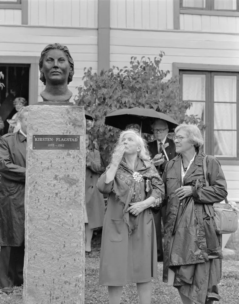 Kirsten Flagstads byste utenfor museet i 1985. Ved siden står Kirsten Flagstads søster, Karen Marie Flagstad.