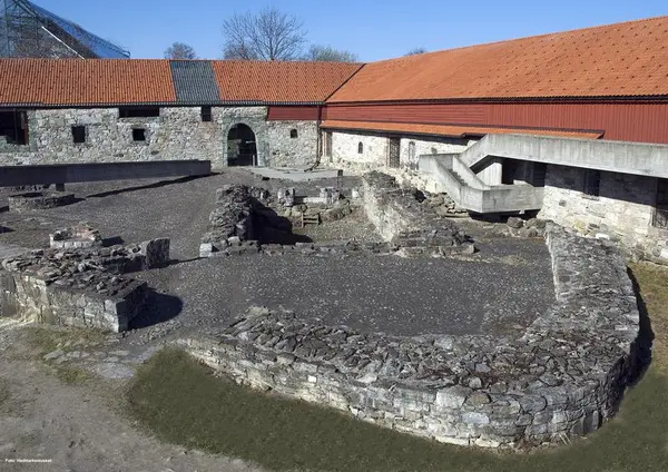 Storhamarlåven by Sverre Fehn and ruins of the medieval bishop's fortress.