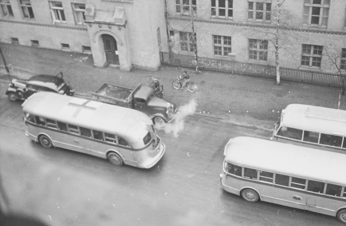 Tyske tropper har rykket inn på Majorstuen skole som skal brukes som kaserne. Bussene i forgrunnen var rekvirert  fra Oslo Sporveier til troppetransport.