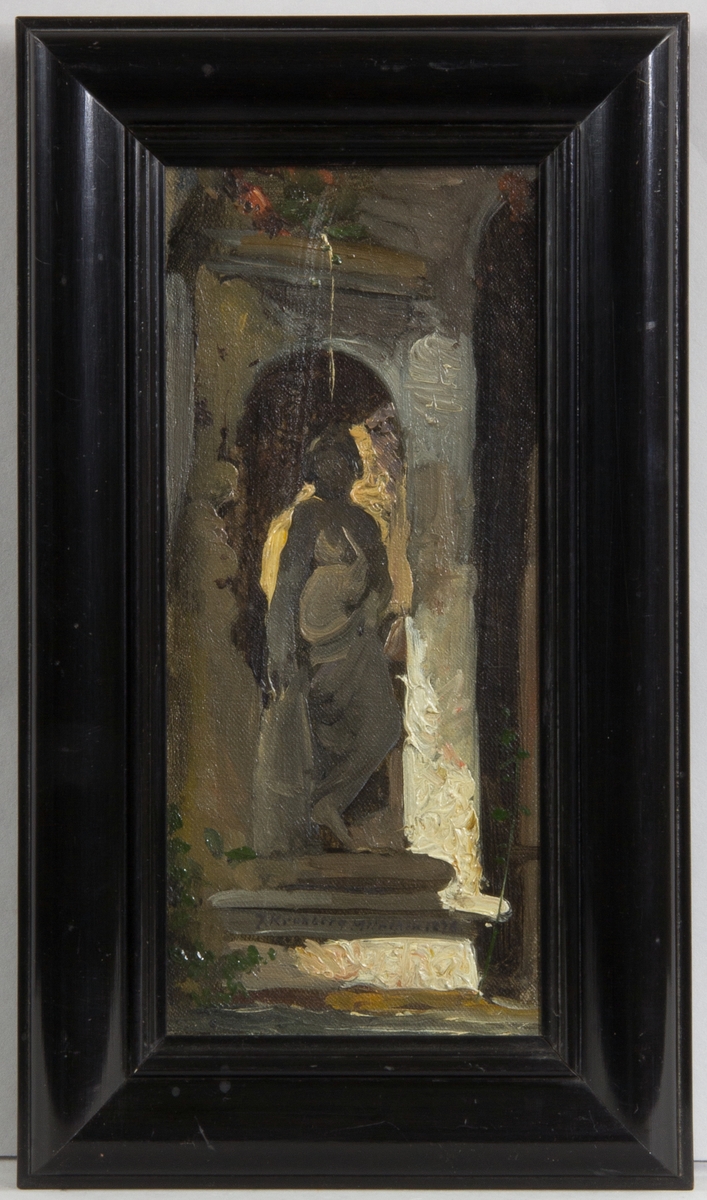 Skulptur av kvinna i helfigur stående i nisch. Skissartat utförande.