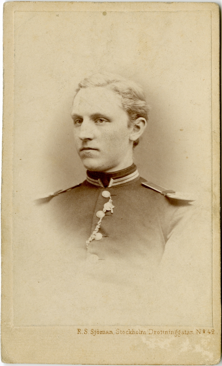Porträtt av Johan August Poignant, sedemera officer vid Fortifikationen.
Se även bild AMA.0009657.