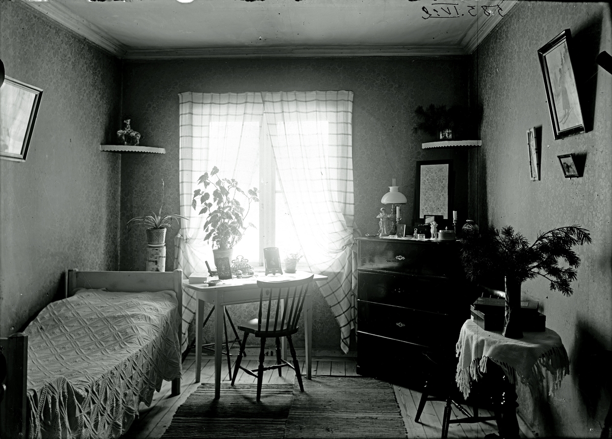 Interiör, kökskammaren, Strö gård. Fotograferingsår är angivet som 1933, men osäkert, samt " under Fredrik von Posts tid" av registrator.