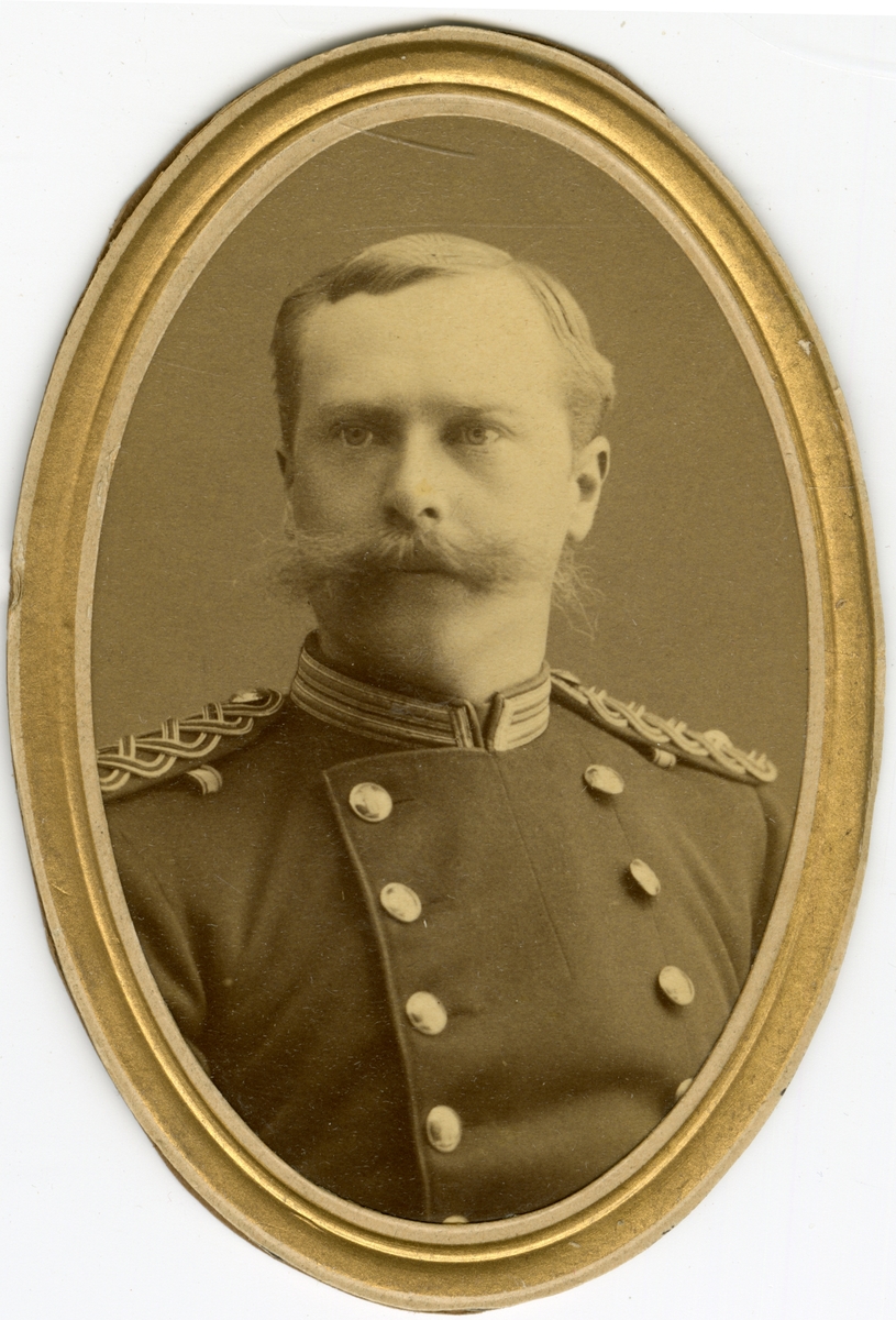 Porträtt av Fredrik Emil Pettersson, underlöjtnant vid Bohusläns regemente I 17.

Se även bild AMA.00021736.