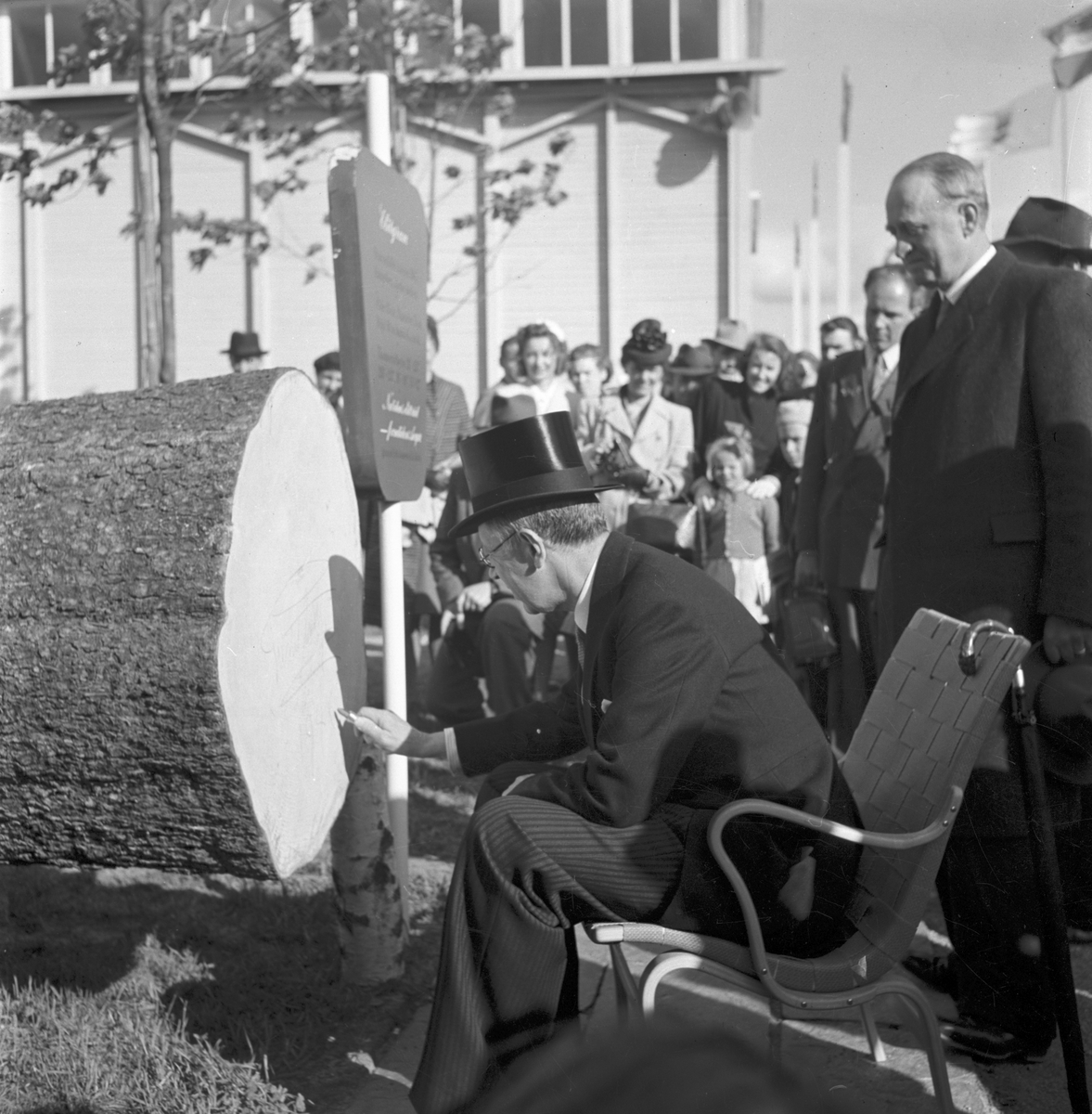 Gävleutställningen 1946
arrangerades 21 juni - 4 augusti. En utställning med anledning av Gävle stads 500-årsjubileum. På 350.000 kv.m. visade 530 utställare sina produkter. Utställningen besöktes av ca 760.000 personer.

Kronprinsen Gustav Adolf