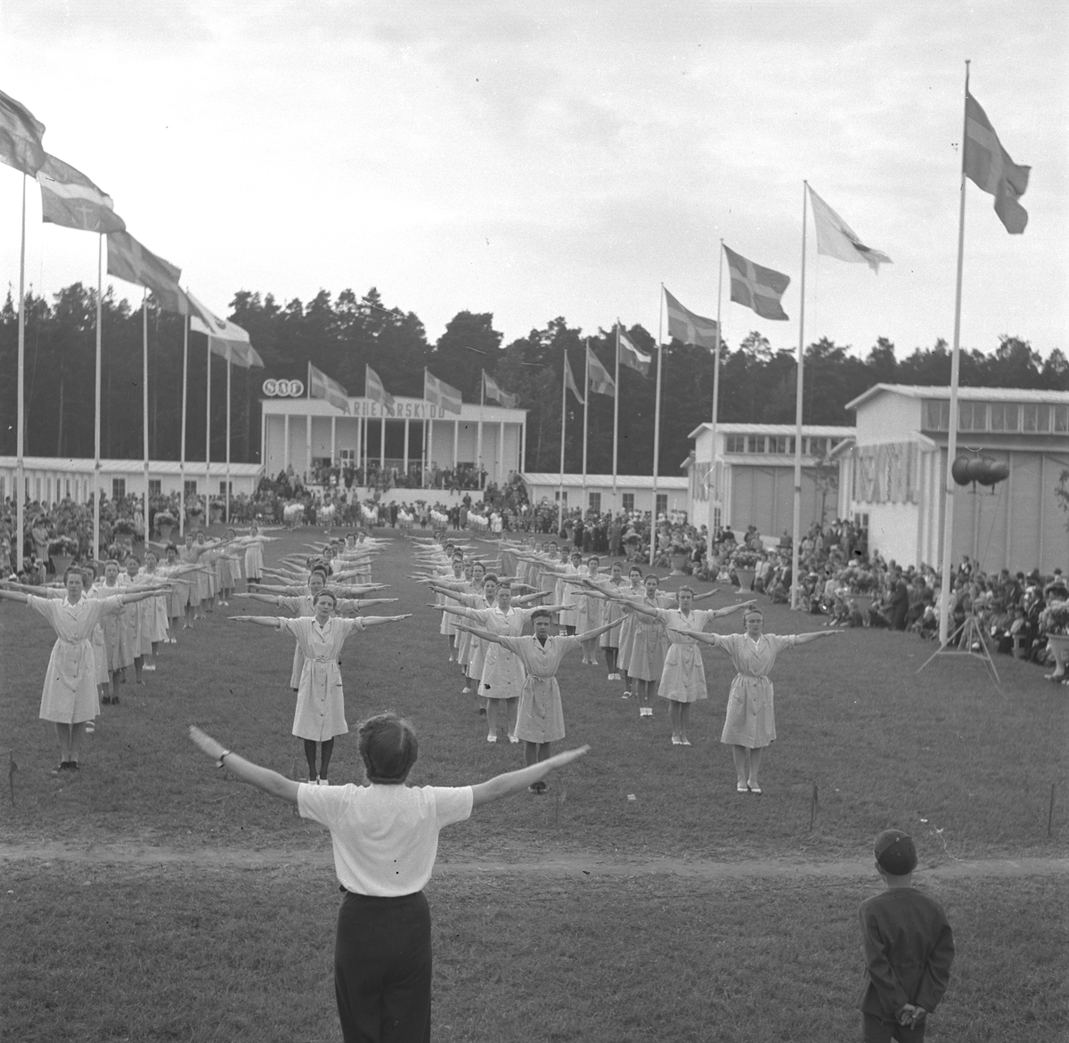 Gävleutställningen 1946
arrangerades 21 juni - 4 augusti. En utställning med anledning av Gävle stads 500-årsjubileum. På 350.000 kv.m. visade 530 utställare sina produkter. Utställningen besöktes av ca 760.000 personer.

Gymnastikuppförande av Tobaksmonopolets kvinnliga anställda