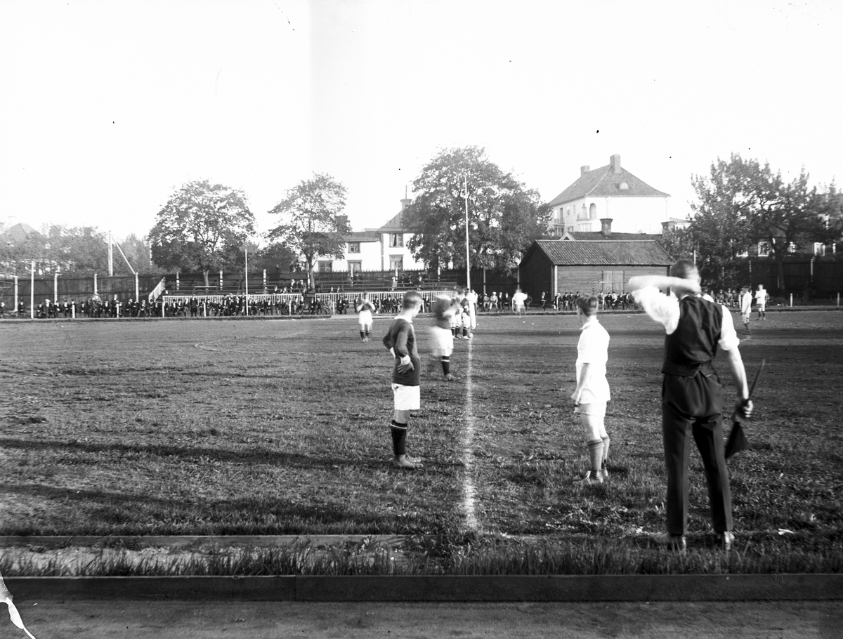 Fotbollsmatch på Strömvallen i Gävle, 1917 - 1923.