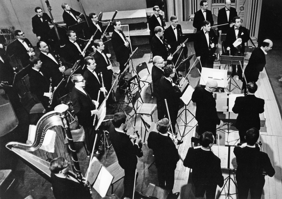Gävle Orkesterförening. Dirigent. Kapellmästare Carl-Rune Larsson. Gävle Teater. Från utställningen "Gävlar i stan" på Gävle Museum 1967.