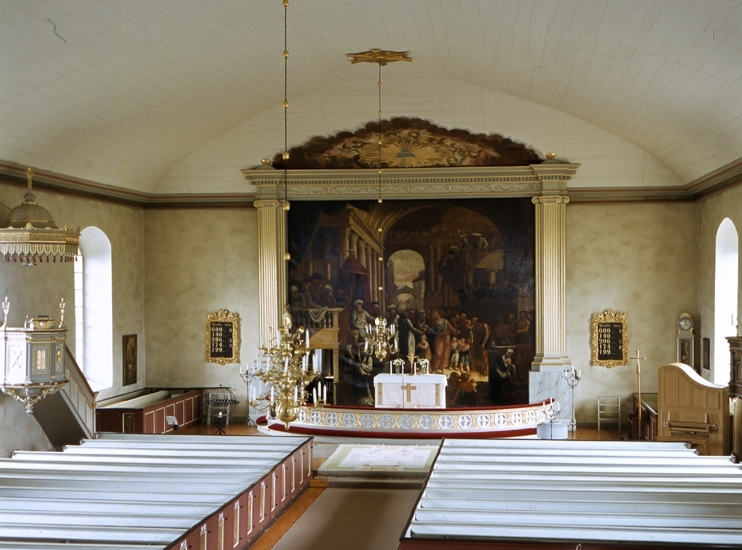 Färgfoto.
Vy mot altaret i Virestads kyrka. Altartavla av Pehr Hörberg, målad 1800. Motiv: "Jesus lär var dag i templet".