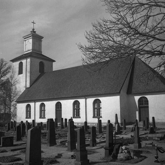 Långasjö kyrka med kyrkogård.