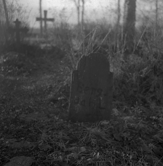 En enkel gravsten med text: "Bergdahl". Ormesberga kyrkogård.