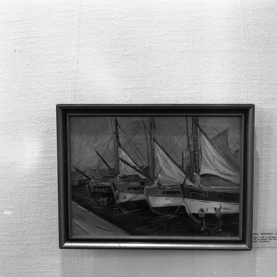 Båtar vid ebb, Bretagne. Oljemålning av Patrik Reuterswärd. Foto av tavla i Smålands museums samlingar.